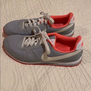 Women’s Nike tennis shoe US 6.5